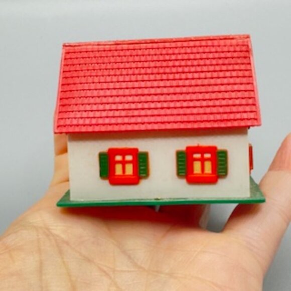 Lot of 2 Die-Cast Farm Trucks w/ Animals + Plastic Farmhouse Toy - Picture 16 of 16